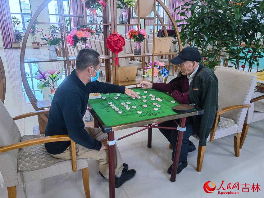 老年人在長春一家醫養機構活動娛樂中心下棋。人民網 馬俊華攝