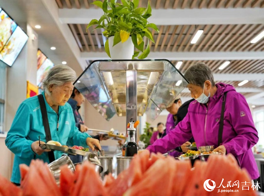 長春市飛躍街道三佳社區敬老餐廳內，市民正在選取午餐。 人民網記者 李洋攝
