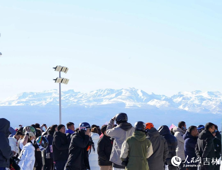 長白山和平滑雪場游人如織。人民網記者 李洋攝