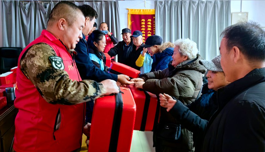 1月24日，市退役軍人事務局開展“致敬陪伴烈士父母”活動，向18名烈士父母發放一套裝有馬甲、血壓儀為主的“致敬英雄禮包”。