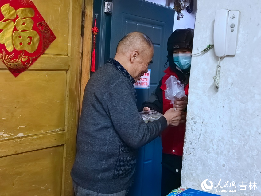 樂齡食堂工作人員王貴志給出行不便的老人送早餐。人民網記者 王海躍攝