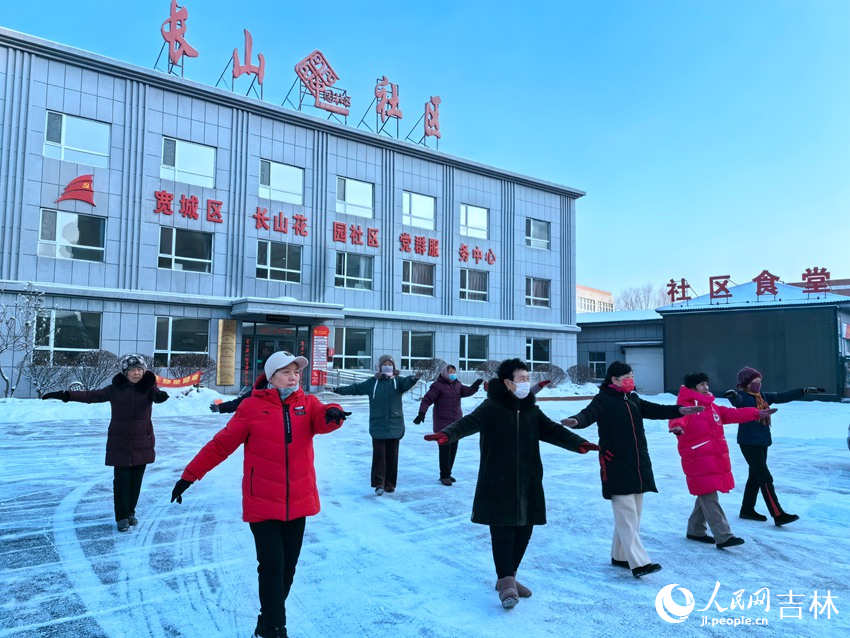 早上8點多，長山花園社區健身舞隊在社區跳舞。人民網記者王海躍 攝