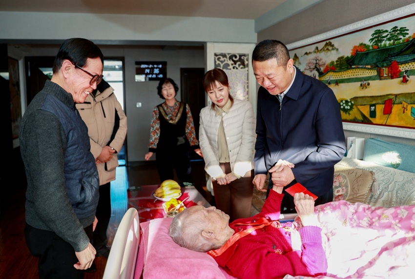 延邊州委常委、延吉市委書記趙永浩慰問優撫對象金明淑