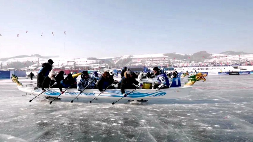 冰上龍舟賽激烈進行中。白山市委宣傳部供圖