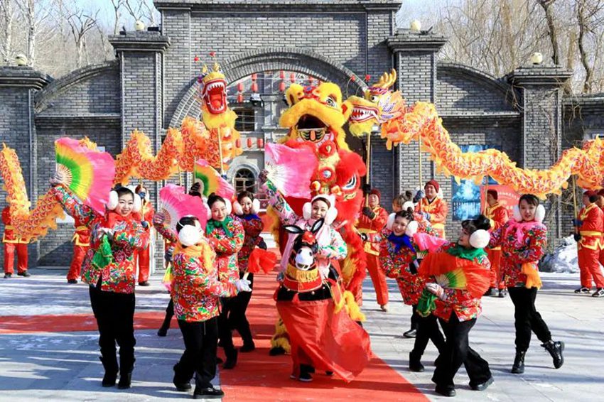 熱情似火的冰雪民俗演藝烘托出新年的喜慶。長春市朝陽區供圖