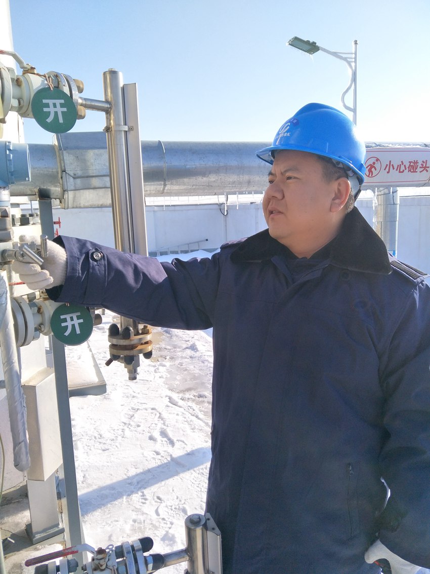 運析風正在對閥門進行檢查。（受訪者供圖）