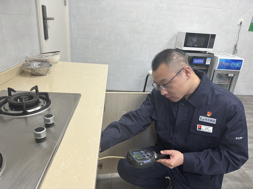 王辰到用戶家進行安全檢查。（受訪者供圖）