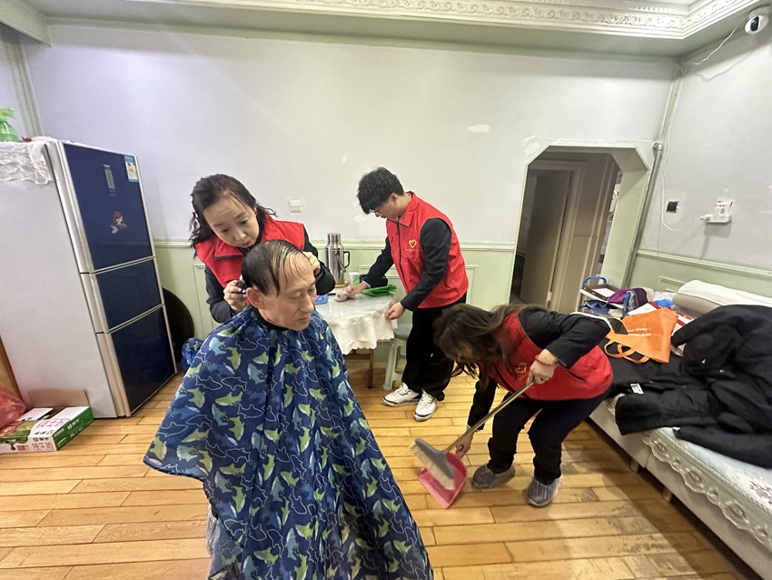 長春天然氣集團有限公司團委志愿者們來到郭洪利老人家中進行志愿服務活動。（長天集團供圖）