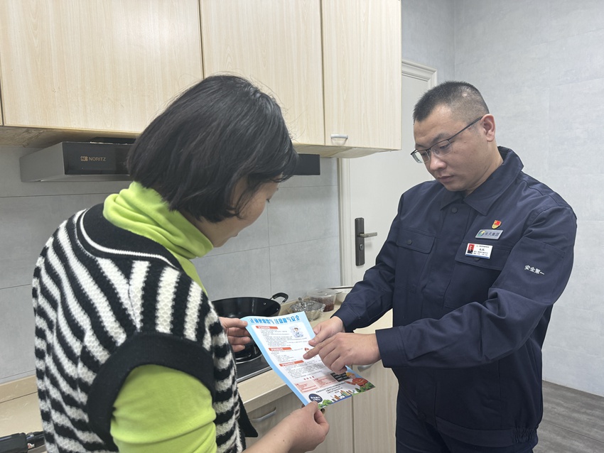 王辰為用戶講解安全用氣方法。（受訪者供圖）
