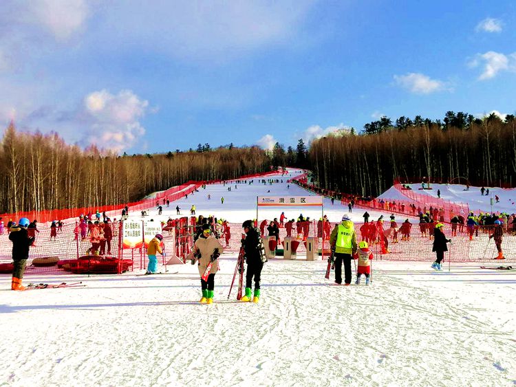 長白山各大滑雪場迎來人流高峰。