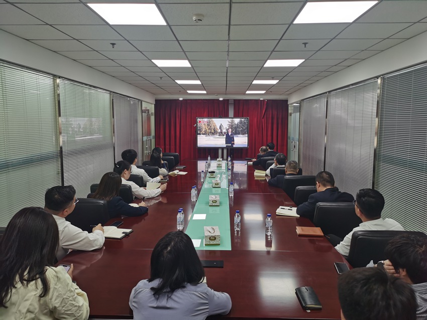 吉林省旅游控股集團有限責任公司組織黨員干部員工觀看思政課。