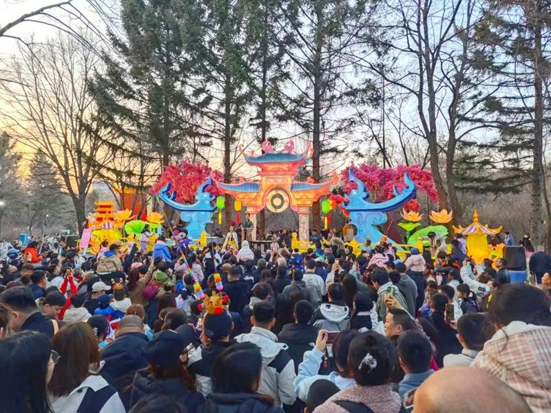 游客打卡長春市動植物公園《西游記》主題夜游項目