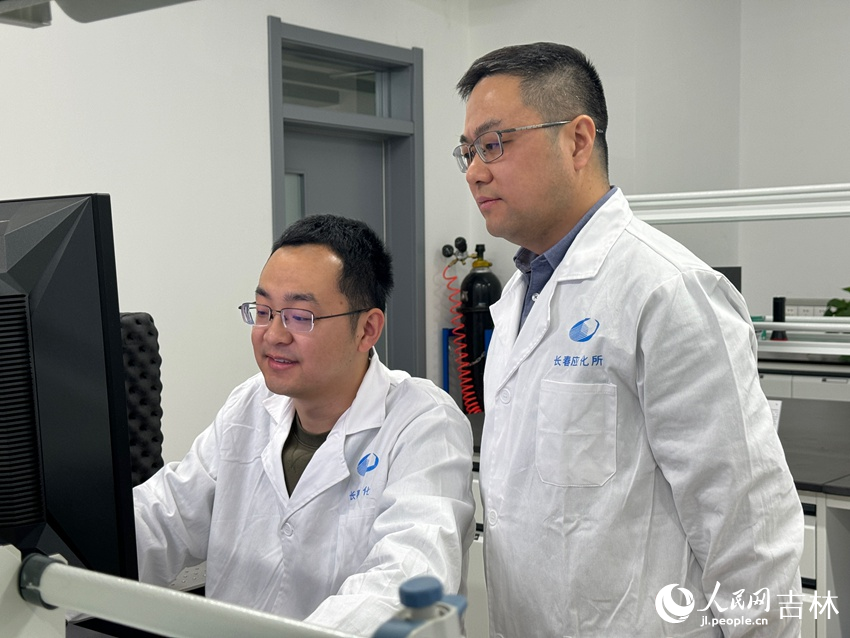 右一為中國科學院長春應用化學研究所研究員劉偉。人民網記者 李思玥攝