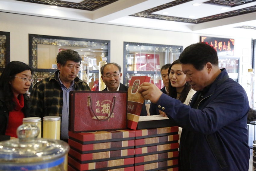人參產品吸引了全國各地的商客。（撫松縣委宣傳部供圖）