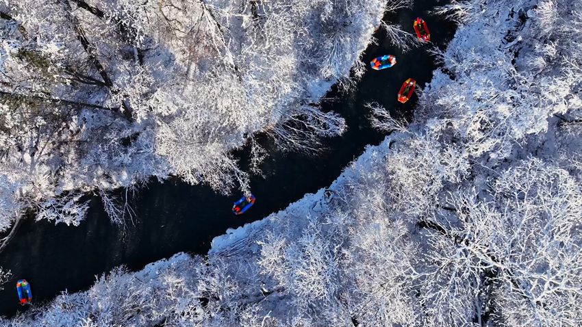 露水河長白山狩獵度假區冬季漂流。關曉東 攝