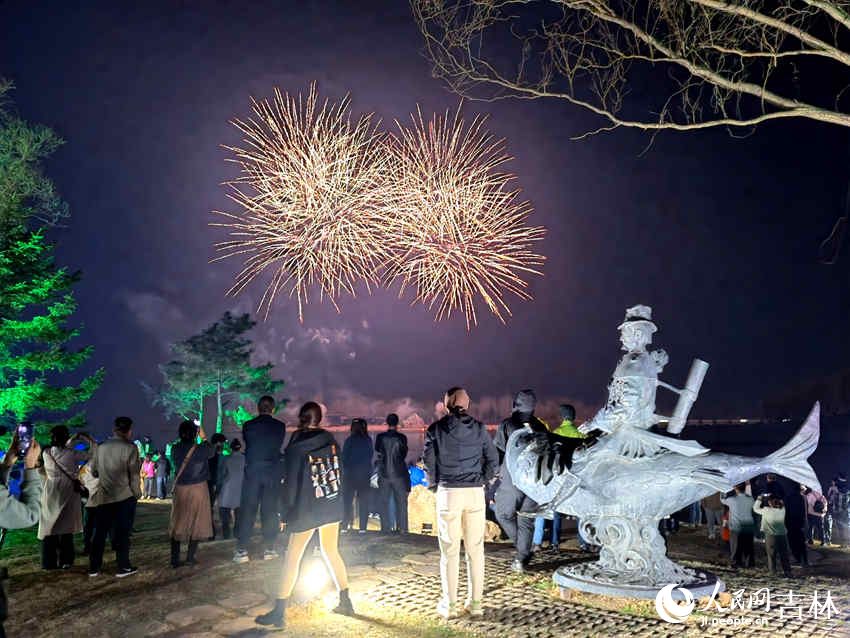 煙花秀。人民網記者 馬俊華攝