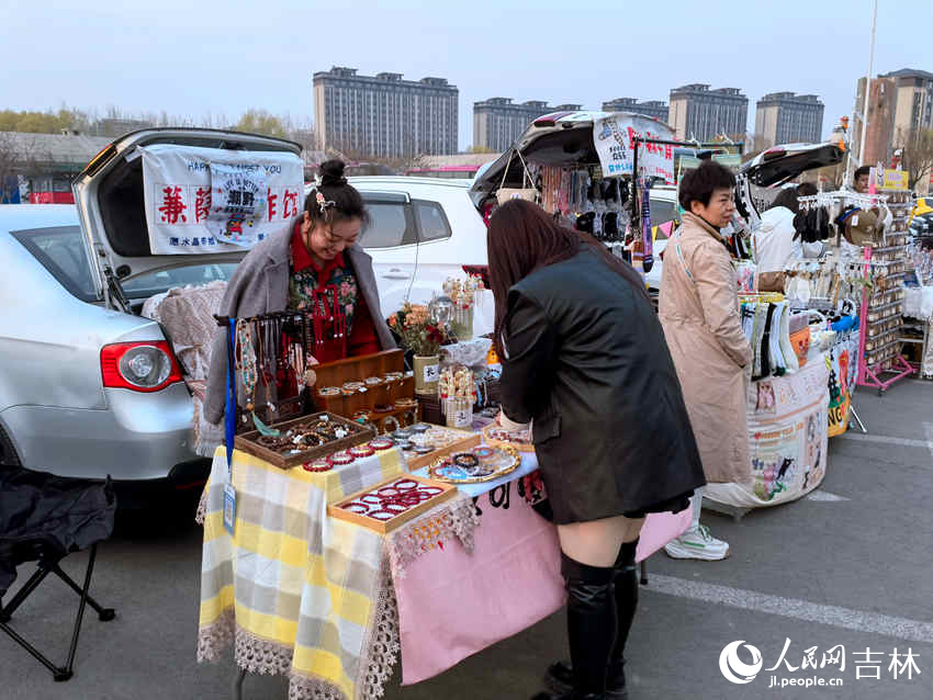 后備箱集市。人民網記者 馬俊華攝