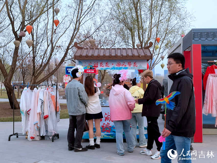 “北湖花花”簪花體驗。人民網記者 馬俊華攝