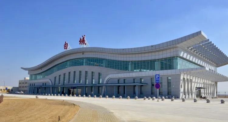  換季上新！白城機場2024年夏秋航季航班計劃來啦！2024夏秋航季換季后，白城機場將執行4條航線，通達北京、天津、上海、石家莊、青島、大連6座城市，周航班量達36架次。
