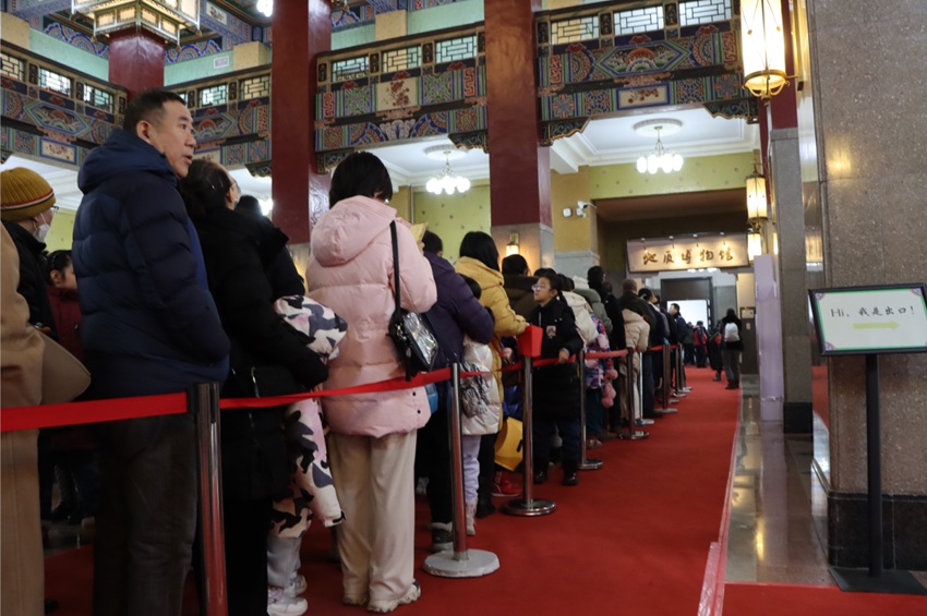 節假日期間，吉林大學地質博物館入口大排長龍。（資料圖片。吉林大學地質博物館供圖）