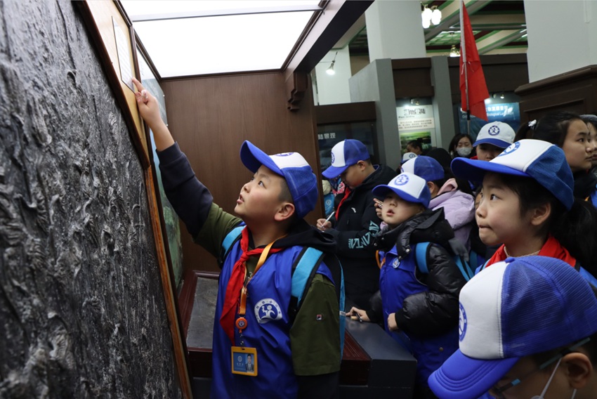 學生團體到吉林大學地質博物館參觀。（吉林大學地質博物館供圖）