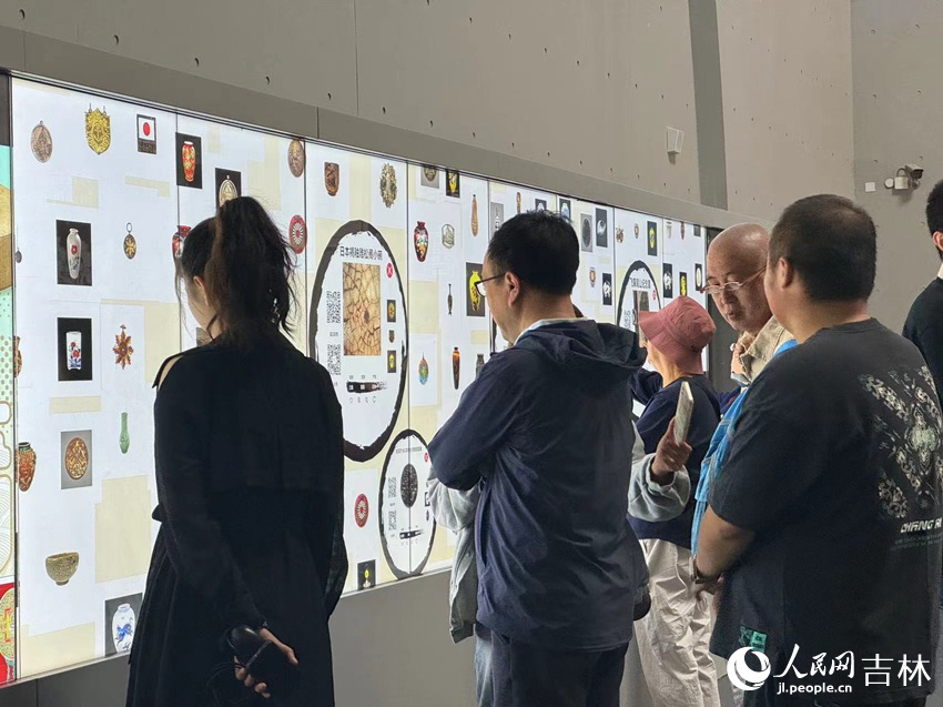 博物館之眼藝術宮展廳內的“魔屏”吸引了不少游客駐足。人民網記者李思玥攝