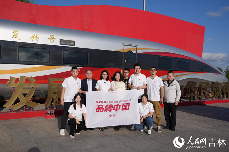 人民網“行進中國”調研采訪團隊深入中車長客采訪。人民網記者 李洋攝