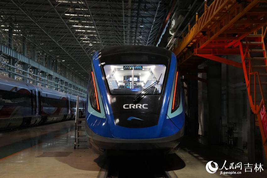我國首列氫能源市域列車車頭。人民網記者 李洋攝