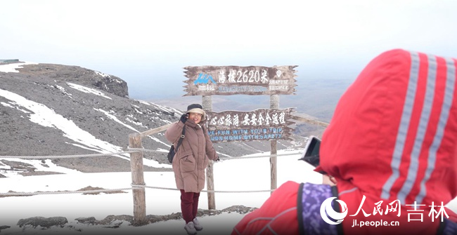 游客在長白山海拔2620米處拍照留念。人民網 石天蛟攝