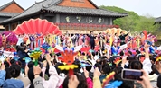 演出現場氣氛熱烈，觀眾沉浸其中