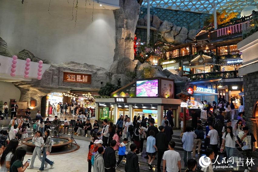夜色降臨，位于長春市的“這有山”文旅小鎮熱鬧非凡。人民網記者 李洋攝