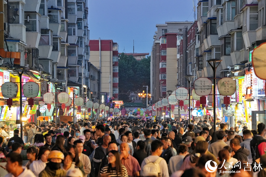 長春市桂林路文旅街區夜色璀璨，游人如織。人民網記者 李洋攝