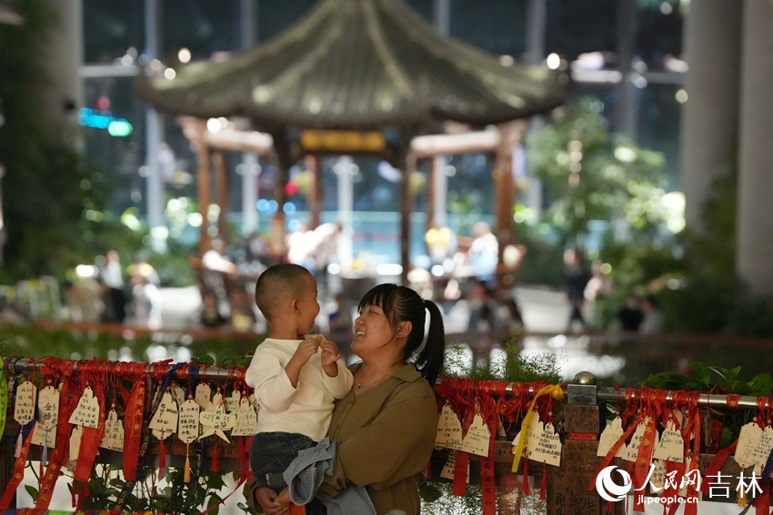 近年來，隨著夜間文旅業態的升級，越來越多的市民游客選擇夜間游玩，享受夜經濟帶來的美好。人民網記者 李洋攝
