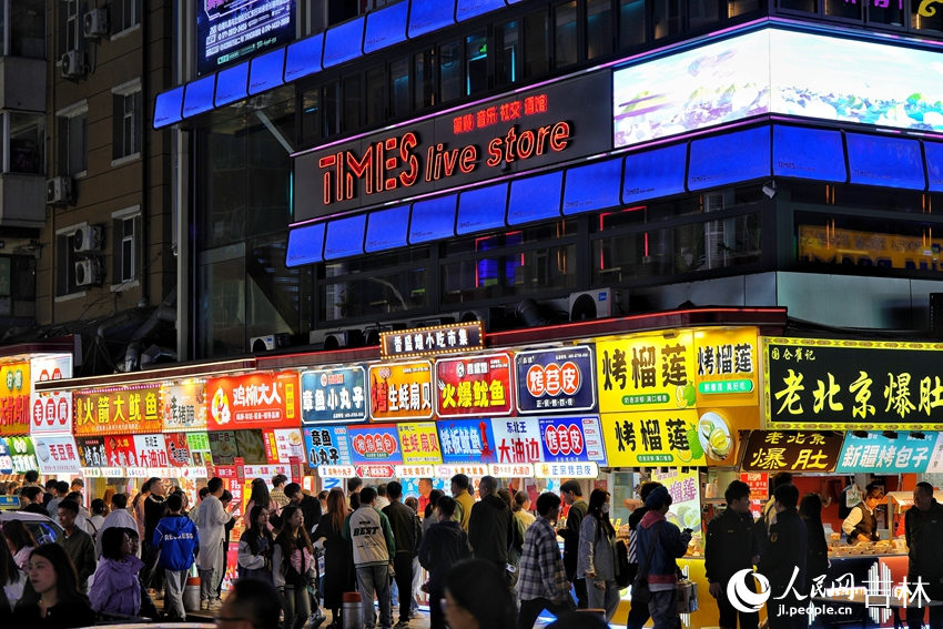 長春市桂林路文旅街區夜色璀璨，游人如織。人民網記者 李洋攝