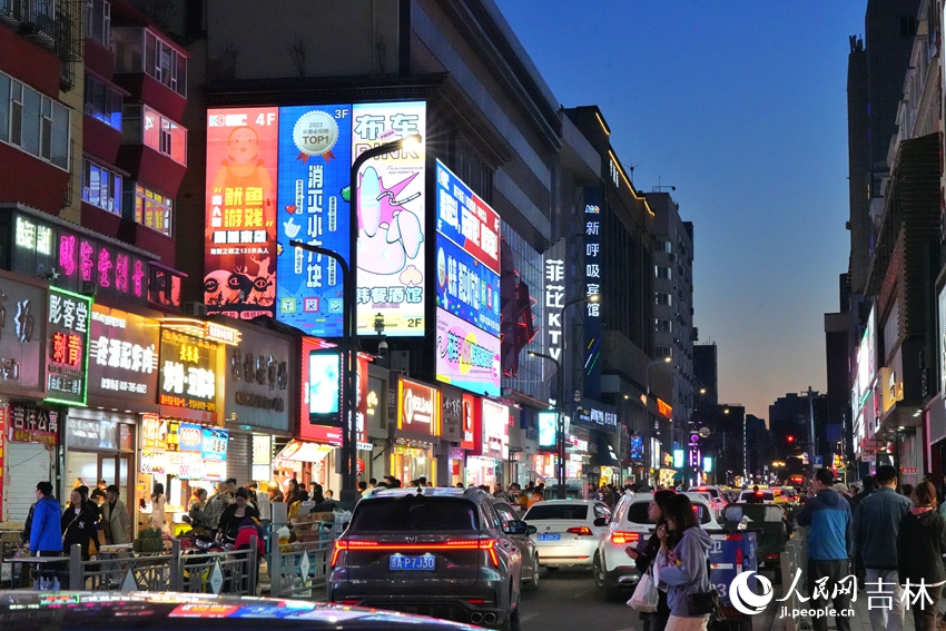 長春市桂林路文旅街區夜色璀璨，游人如織。人民網記者 李洋攝