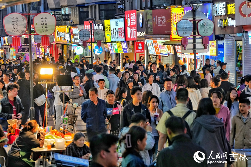 游客長春桂林路文旅街區品美食、逛夜市。人民網記者 李洋攝