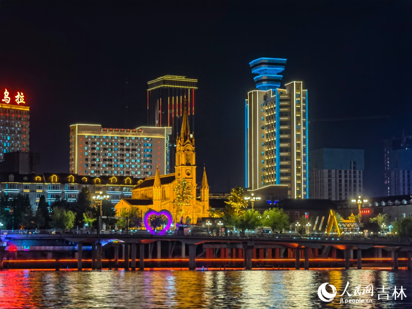 吉林市松花江江景。近年來，吉林市以“游遍夜江城”為主題，打造獨特的夜間文化旅游場景。人民網記者 馬俊華攝