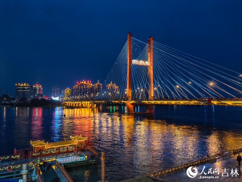 吉林市松花江江景。近年來，吉林市以“游遍夜江城”為主題，打造獨特的夜間文化旅游場景。人民網記者 馬俊華攝
