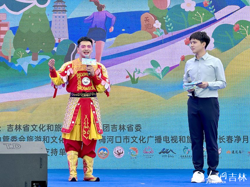 “雪餅猴”王鐵柱向全國大學生發出邀約。人民網記者 李思玥攝