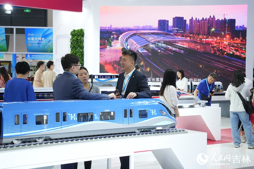 博覽會上，光電信息領域的科技創新成果向游客展示。人民網記者 李洋攝