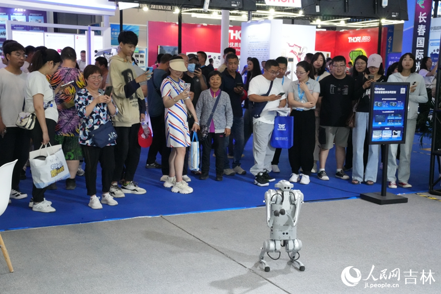 博覽會上，商戶向游客展示著科技創新成果。人民網記者 李洋攝