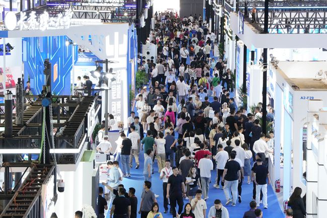光電信息產業專業展現場熱鬧非凡。人民網記者 李洋攝