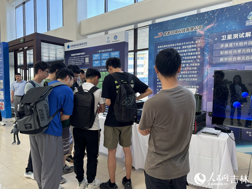 展會吸引了不少航天愛好者前來參觀。人民網記者 李思玥攝