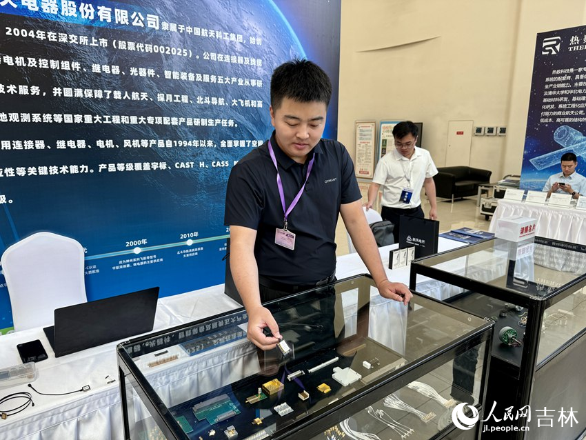 東方空間（山東）科技有限公司工作人員向記者展示該公司自主研發的宇航光電模塊。人民網記者 李思玥攝