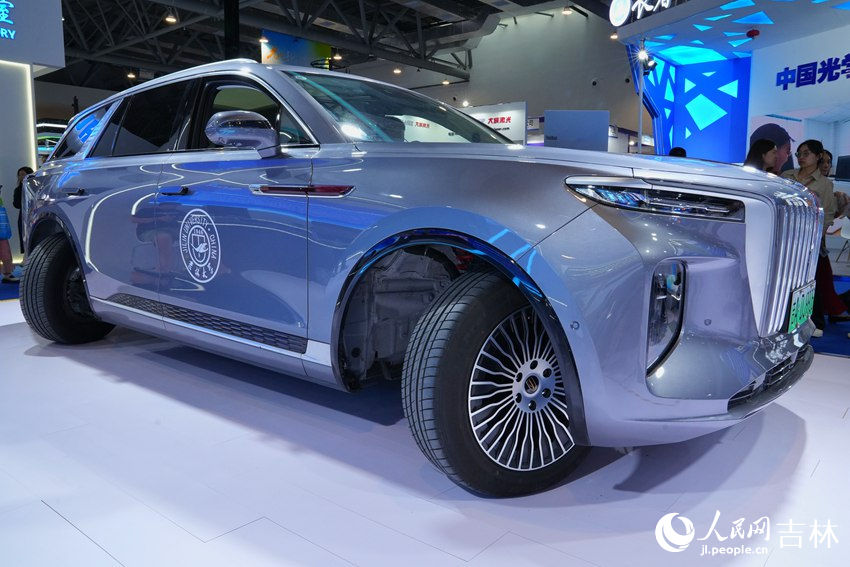 采用自動輪智行底盤技術的紅旗E-HS9新能源車。人民網記者 李洋攝