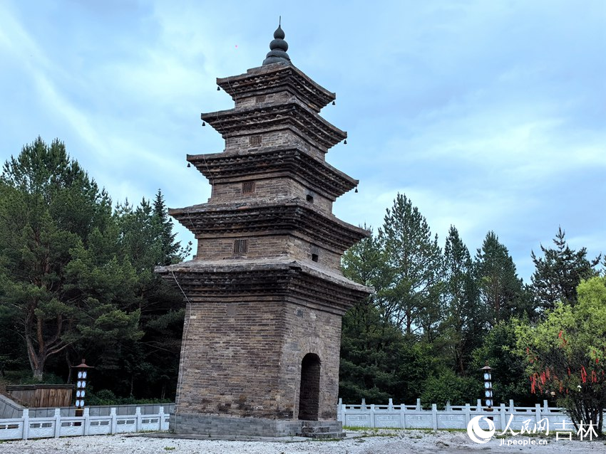 長白縣塔山公園靈光塔是東北唯一現存唐代渤海國地方政權建筑。人民網記者 王海躍攝
