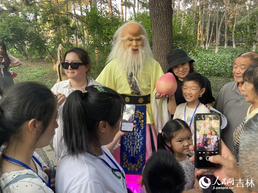 手拿壽桃的壽星引得眾人圍觀。人民網記者 李思玥攝