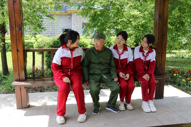 老兵李秀豐向孩子們講述自己的戰斗經歷。