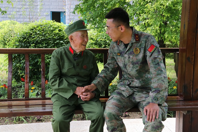 老兵李秀豐和部隊展示分享自己軍旅感悟和收獲。