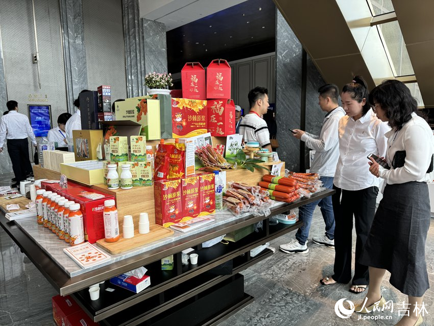 第九屆全球吉商大會吉林名品展上，吉林特色農副產品吸引了不少參觀者的目光。人民網記者 李思玥攝